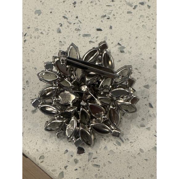 Vintage Brooch Black & Aurora Borealis Rhinestones Flower Design Unsigned 1950s - Picture 6 of 10